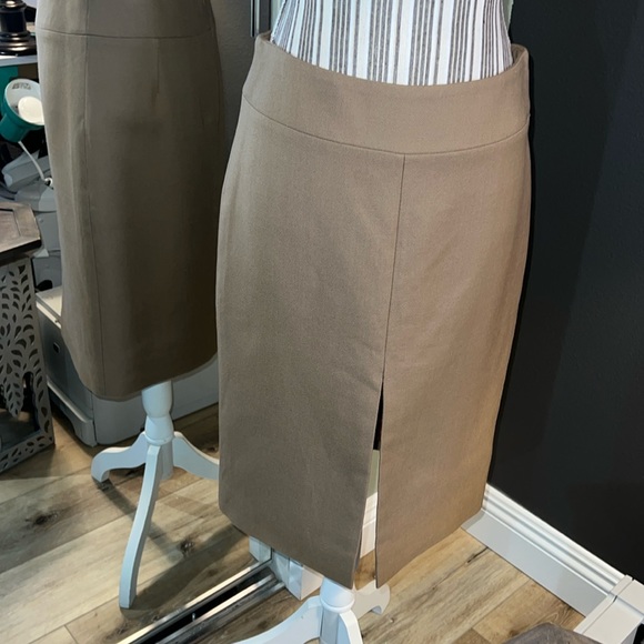 ✋ 🛑 1 hour sale. Dolce & Gabbana, tan pencil skirt, size 42 (US 6) - Picture 1 of 16